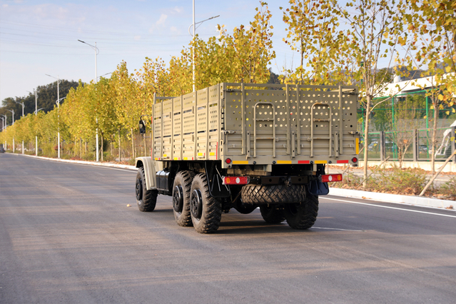 မြင့်မားသောကုန်တင် Classic Box Classic Classic EQ2100E6D စစ်ရေးယာဉ်မောင်း 240 ဦး တည်မြဲသောသယ်ယူပို့ဆောင်ရေးယာဉ် 140 ဦး ချထားပေးသည်။